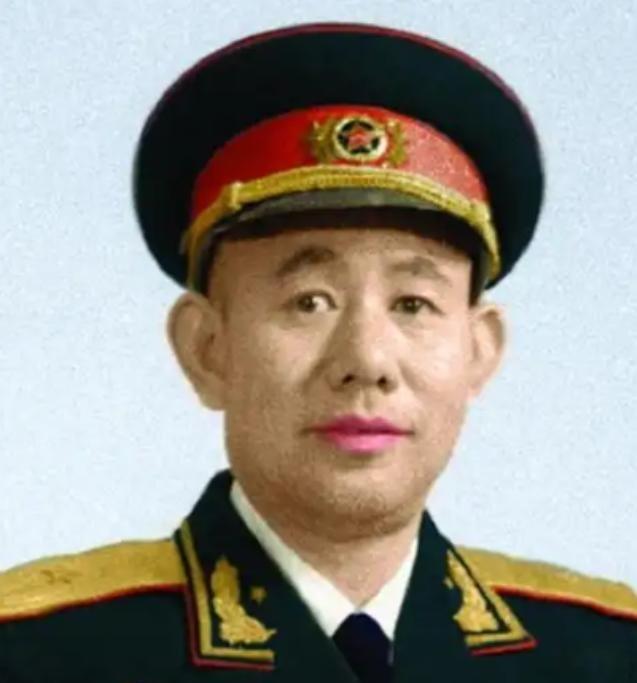 1951年，一群志愿军战士在撤退时，猛然发现眼前狭隘的小山谷里，竟然出现了成千上