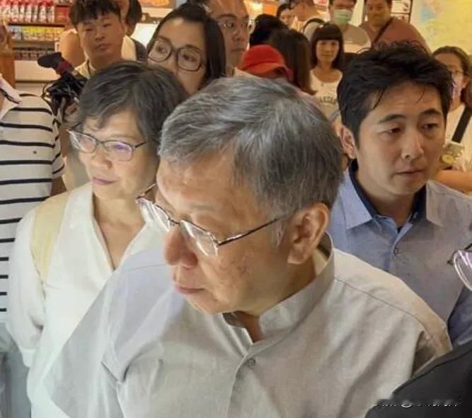民众党近日深受“政治献金”风暴的强烈冲击，但本已被边缘化的柯文哲“血滴子”蔡壁如