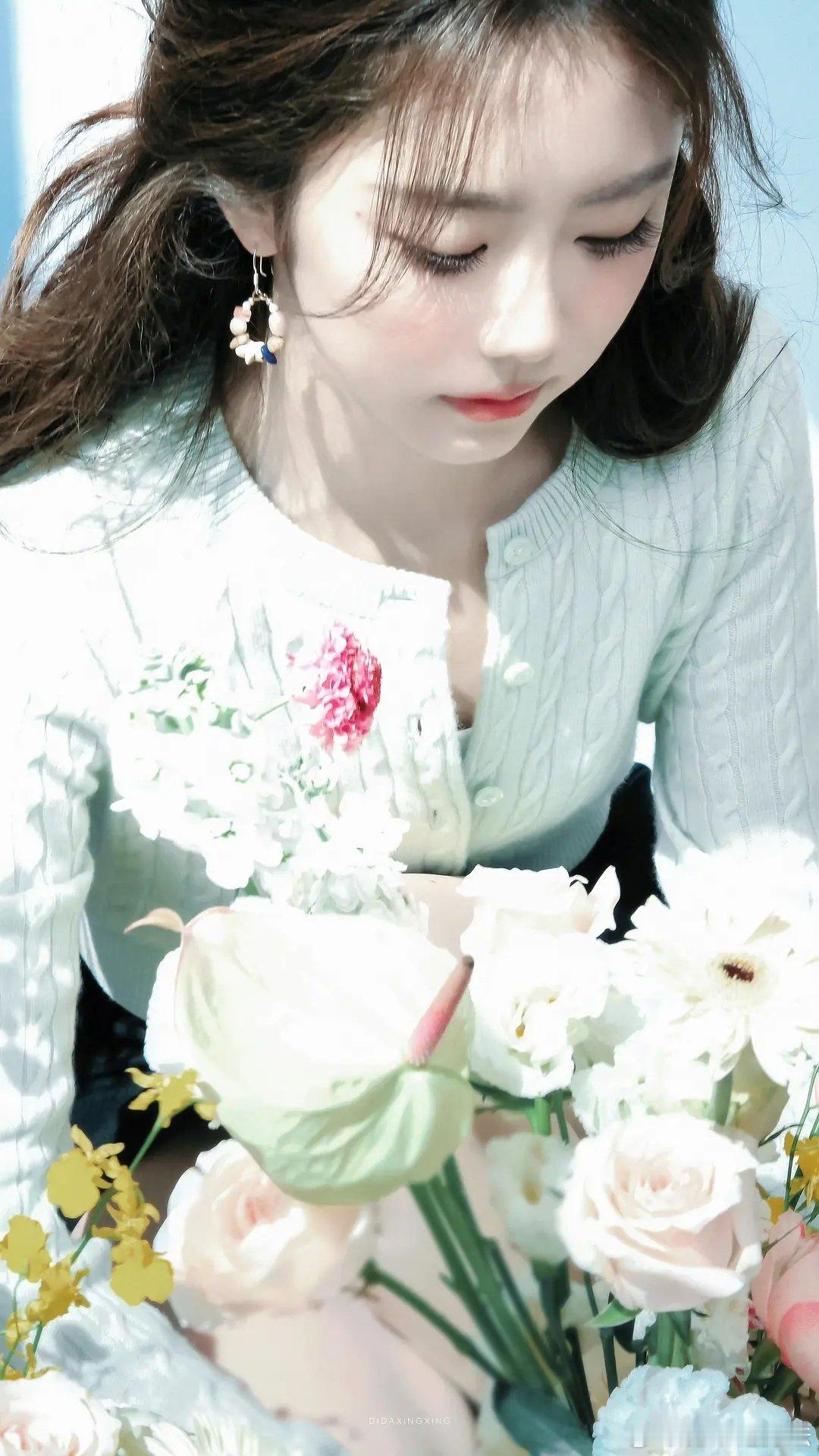 谭松韵的脸太显嫩了，每次都有一种小朋友偷偷化妆的感觉 ​​​