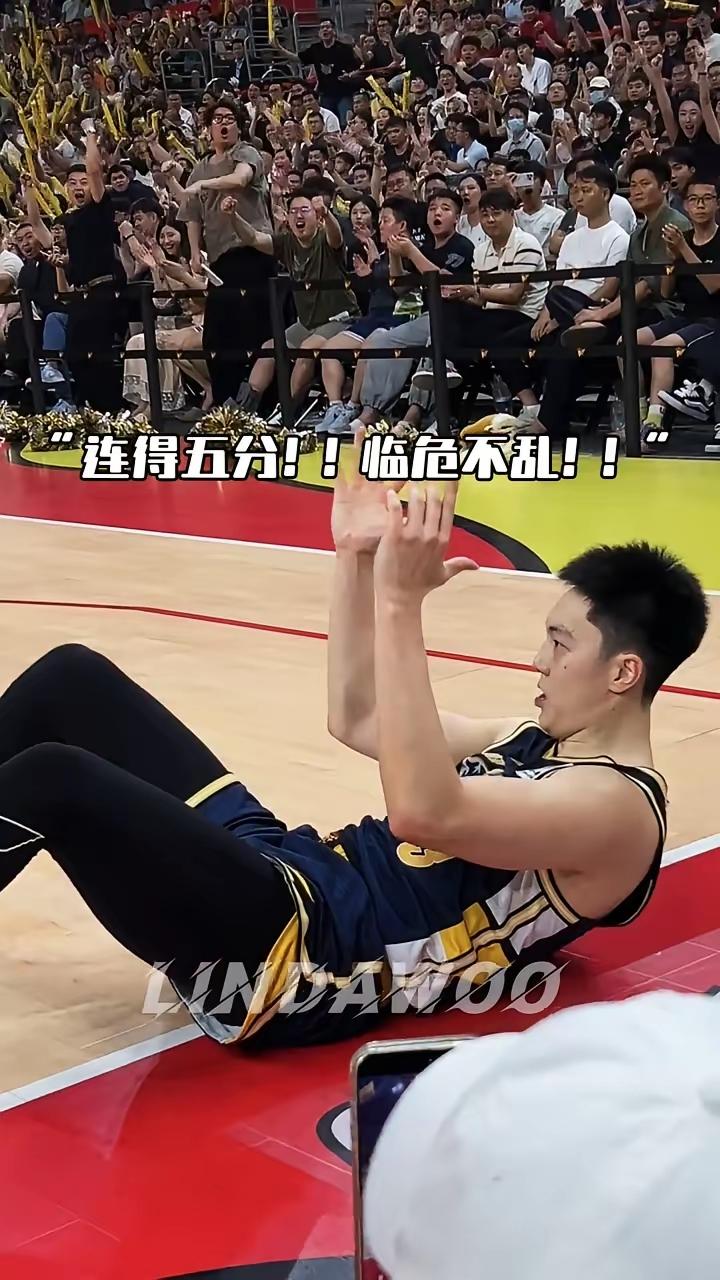 大家看球时有做笔录的习惯吗？
我是有这种习惯，所以我才会看出来图①的错误处，胡明