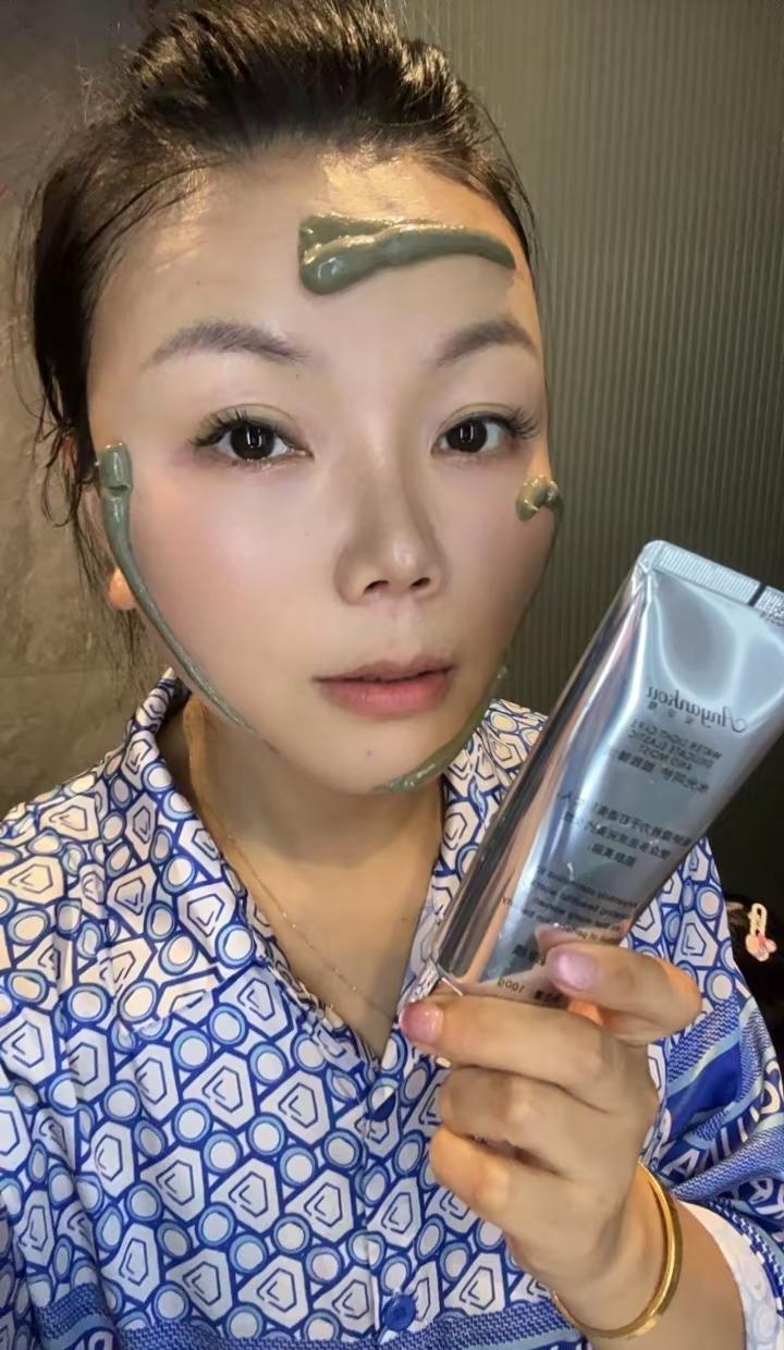 丽妃拍了个敷面膜的视频，没想到火成了非遗。
艾草、金银花，地里长的，锅里煮的，她