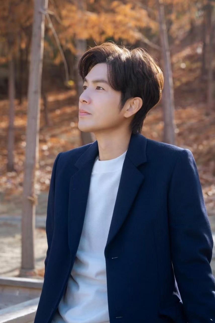 钟汉良让胡兵站c位 钟汉良和胡兵这走秀太好笑了！本来走得好好的，钟汉良一瞅自己在