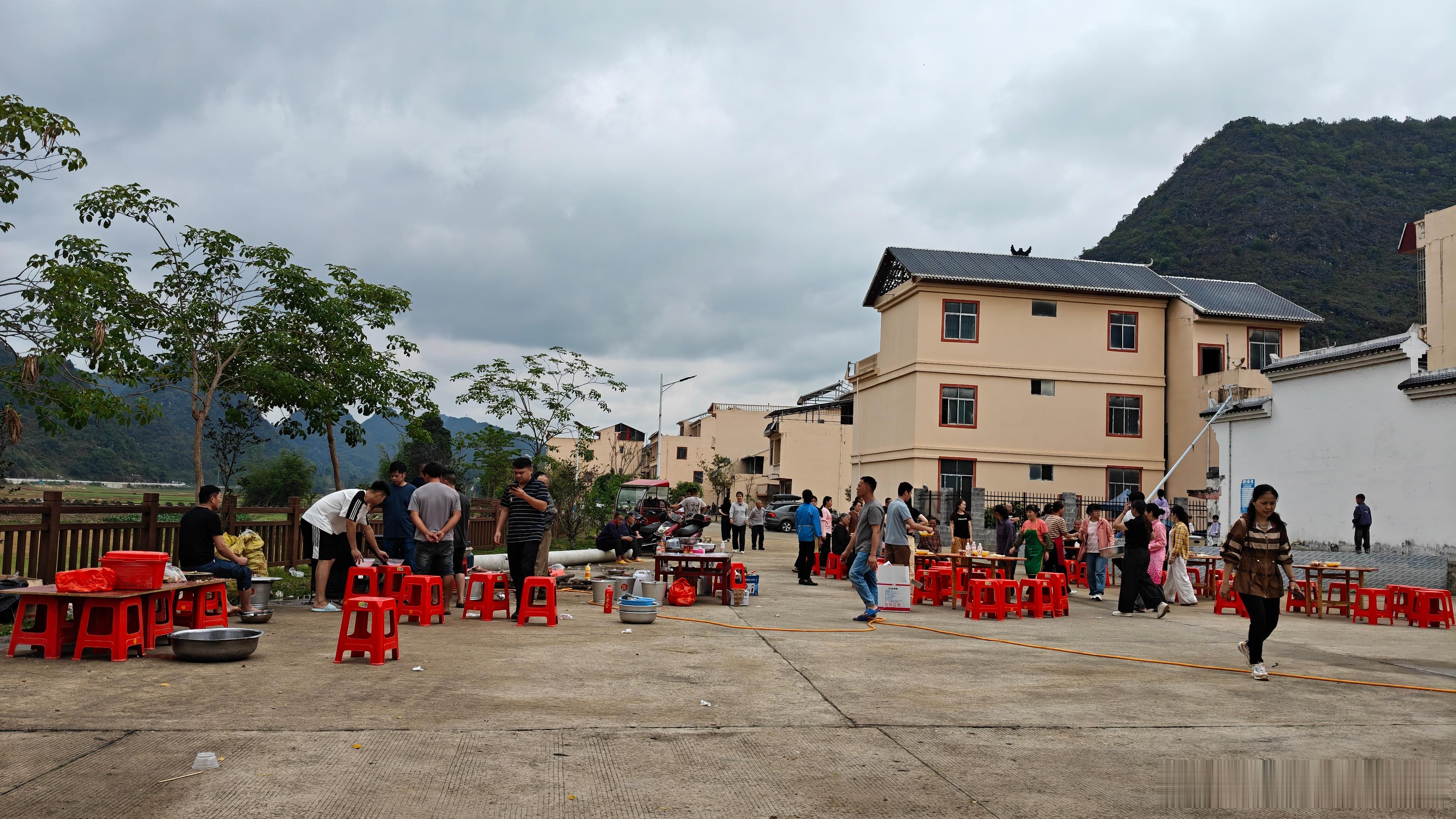 大家早上好！吃完村里的饭，过完三月三，今天要返回深圳了，然后去北京车展，开启忙碌