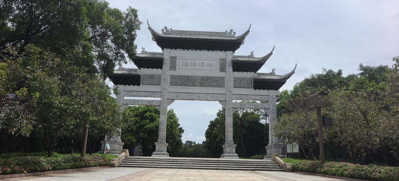 昨天战友聚会后，我又去海珠湿地公园逛了一圈，可能是天气的原因，昨天湿地公园里非常