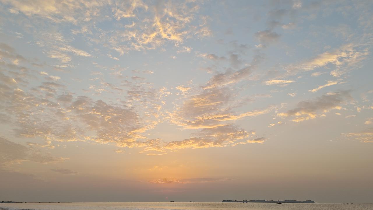 来乳山银滩不看海上日出，太遗憾了。

一轮红日挣脱地平线的束缚，冉冉升起，起初是