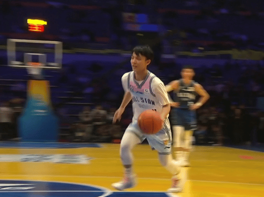 这样的迪亚洛还有啥好说的。
全明星赛最后时刻，徐杰持球冲篮下而去，这也是大家最期