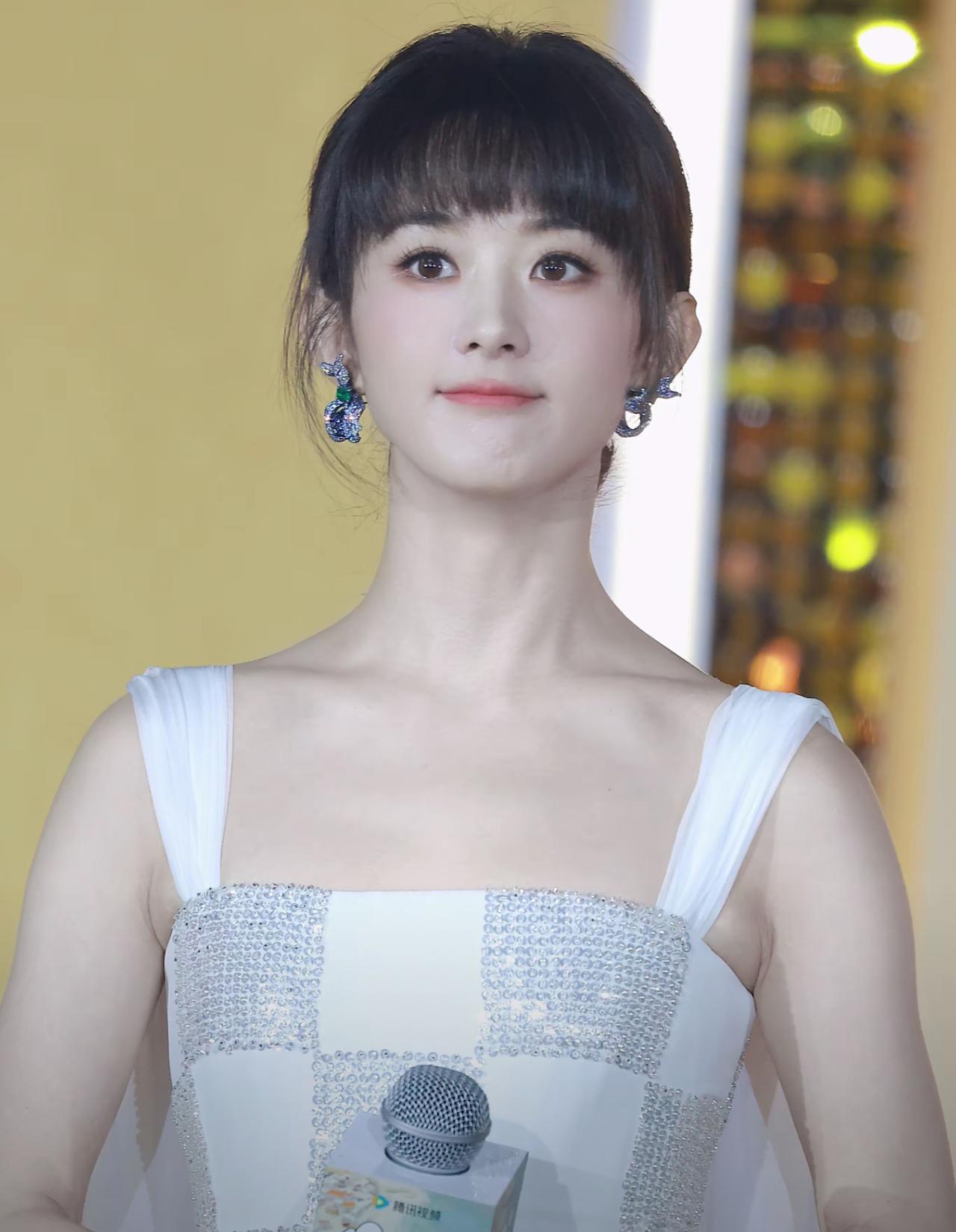 线下活动后台，我闺蜜愣了三秒。
赵丽颖正弯腰捡起粉丝掉落的手机壳。
没有保镖拦着