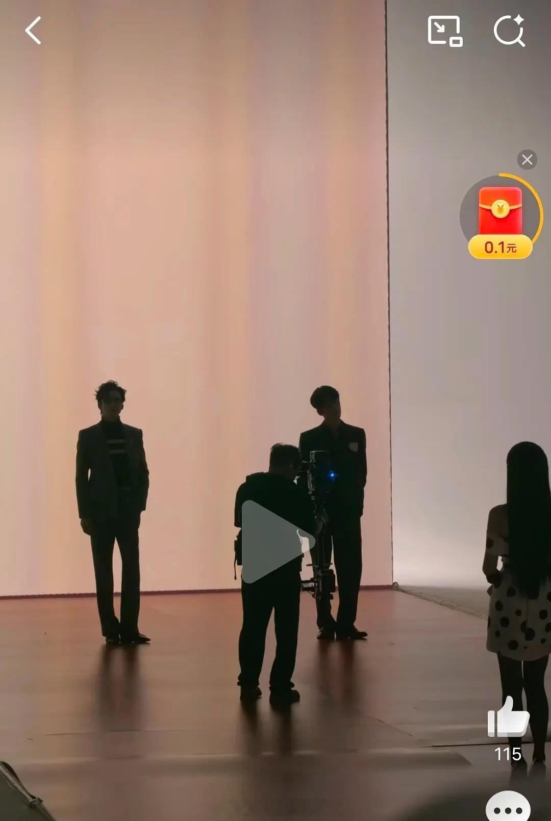 朋友们星光大赏的那个红毯压根都不是红毯，好几层纸铺在下面，甚至都没有铺平整，看上