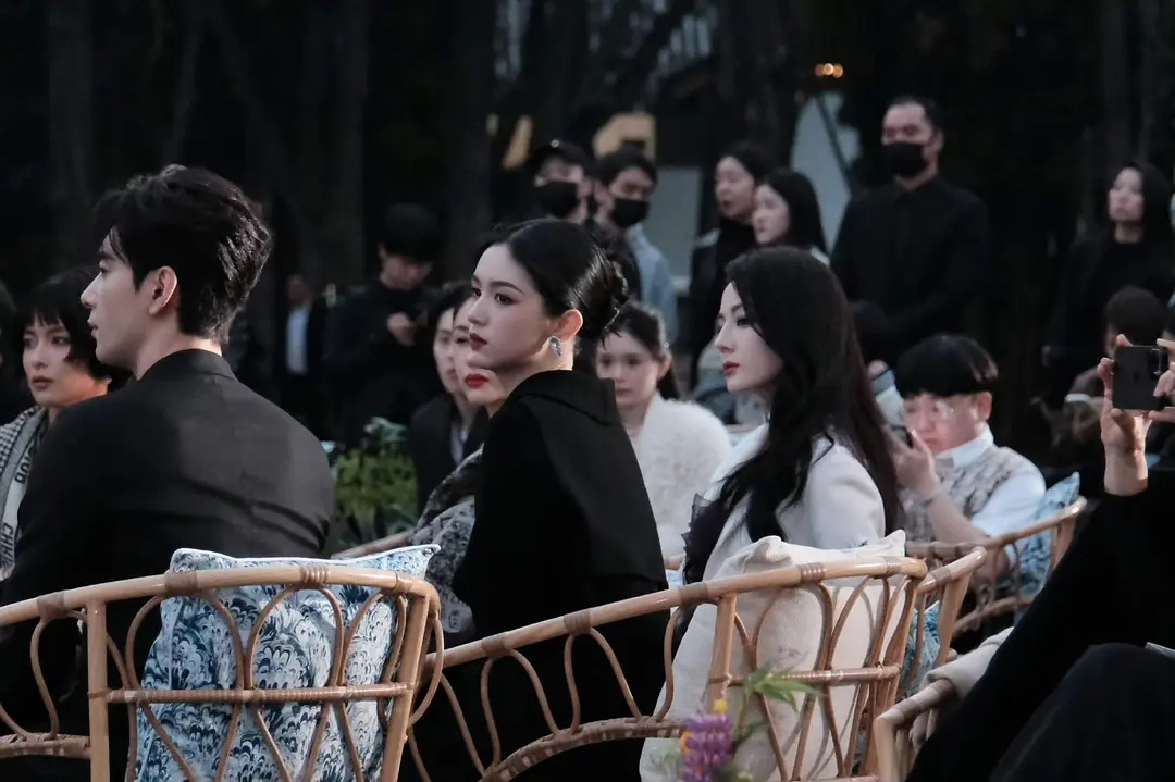 这两女明星都好牛的骨相，这气质颜值都不相上下了，另外我想问问我能不能去当旁边的服