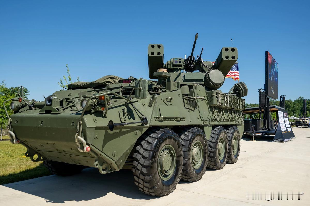 军用装甲车"防空神器"！25mm机炮+毒刺导弹，3吨重就能打飞机！

 军迷们注