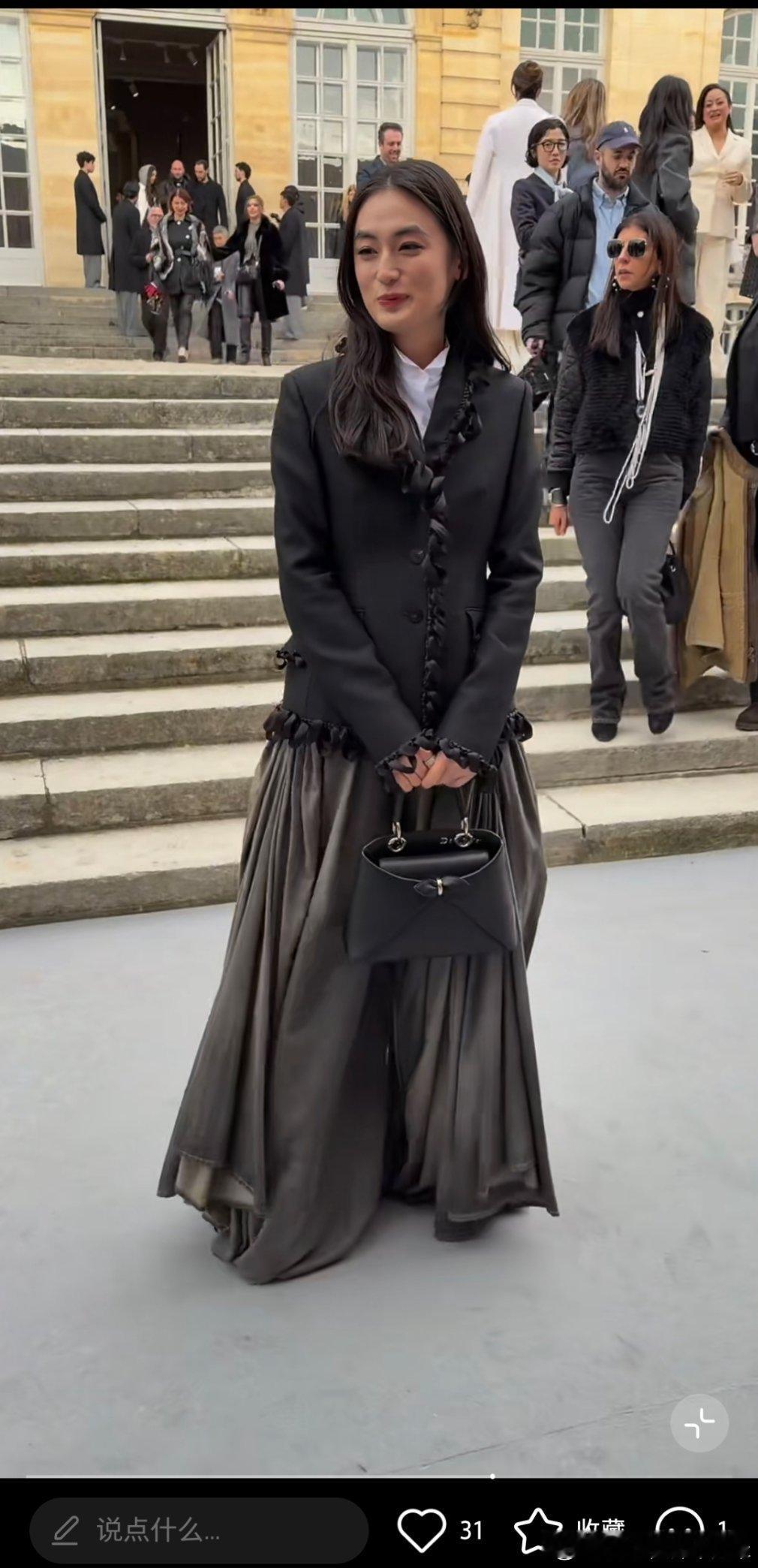 雕今年真是致力于通过扮丑明星降低所有人的容貌焦虑。巴黎高定时装周