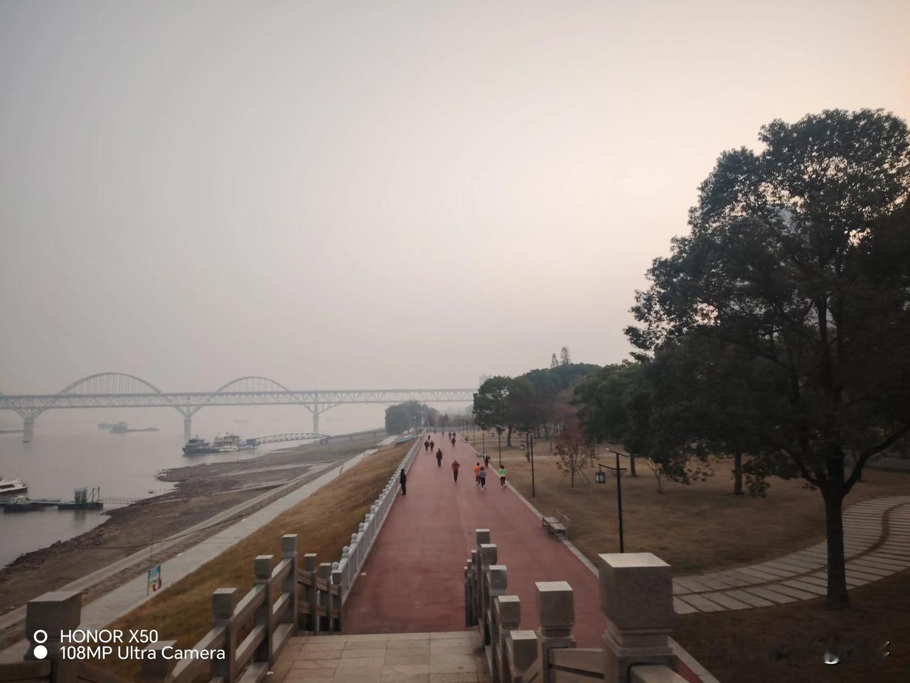 奋进江城共筑新篇12月2日长江岸边晨练“奋进江城共筑新篇”