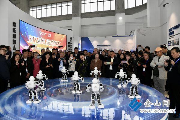 巡检机器狗、3秒批改作业机器人、“空中滴滴”集中展示——航空航天园内，近百款无人机与AI机器人“走秀