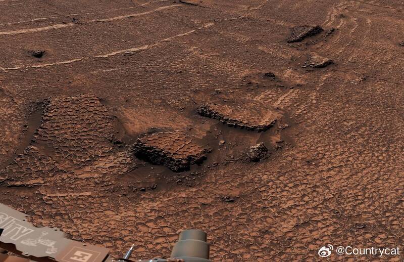 NASA“好奇号”发现火星“多边形之海”！蜂巢状裂纹铺满地表，密恐慎点海外新鲜事