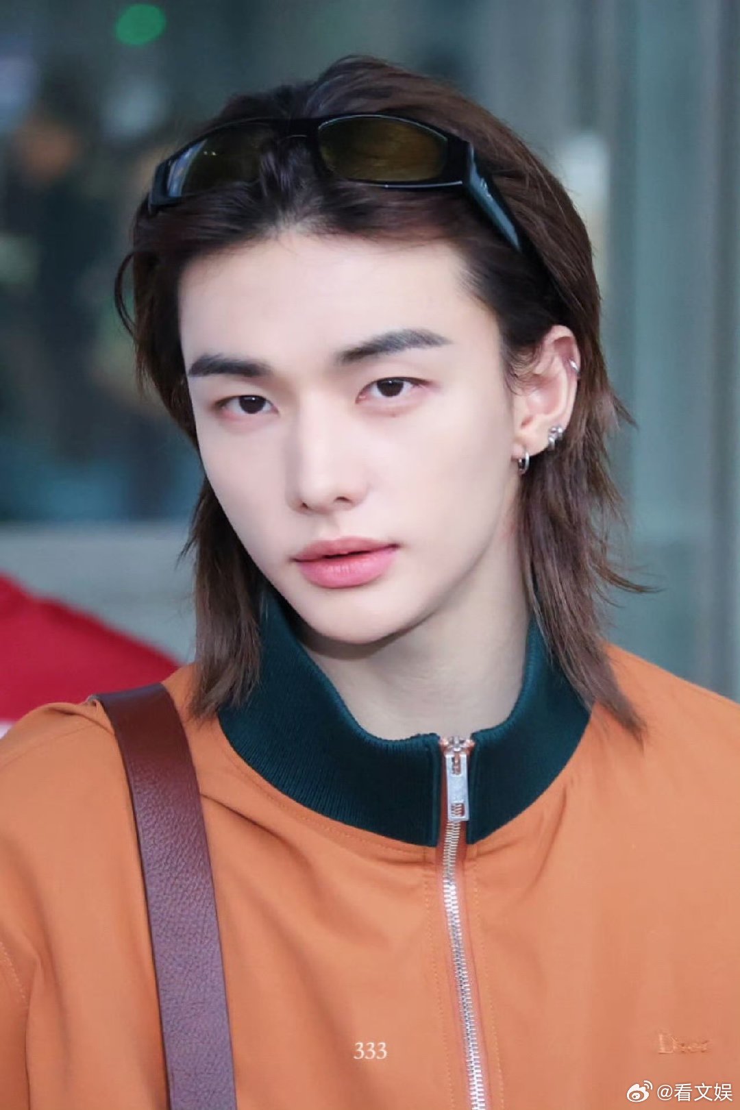 黄铉辰穿的超季未发售 黄铉辰顶着一张完美的紧致小脸出发巴黎时装周，穿的超季未发售