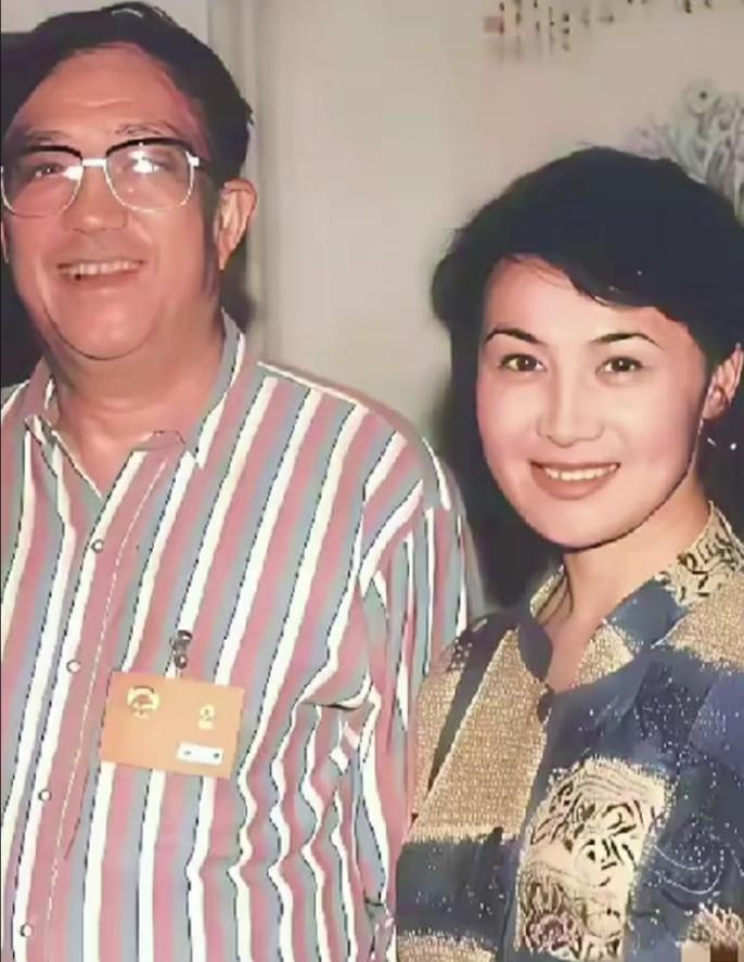 谁能想到，照片里这位笑得像邻家大叔的人，竟是捧红半个娱乐圈的“造星狂人”谢晋？1