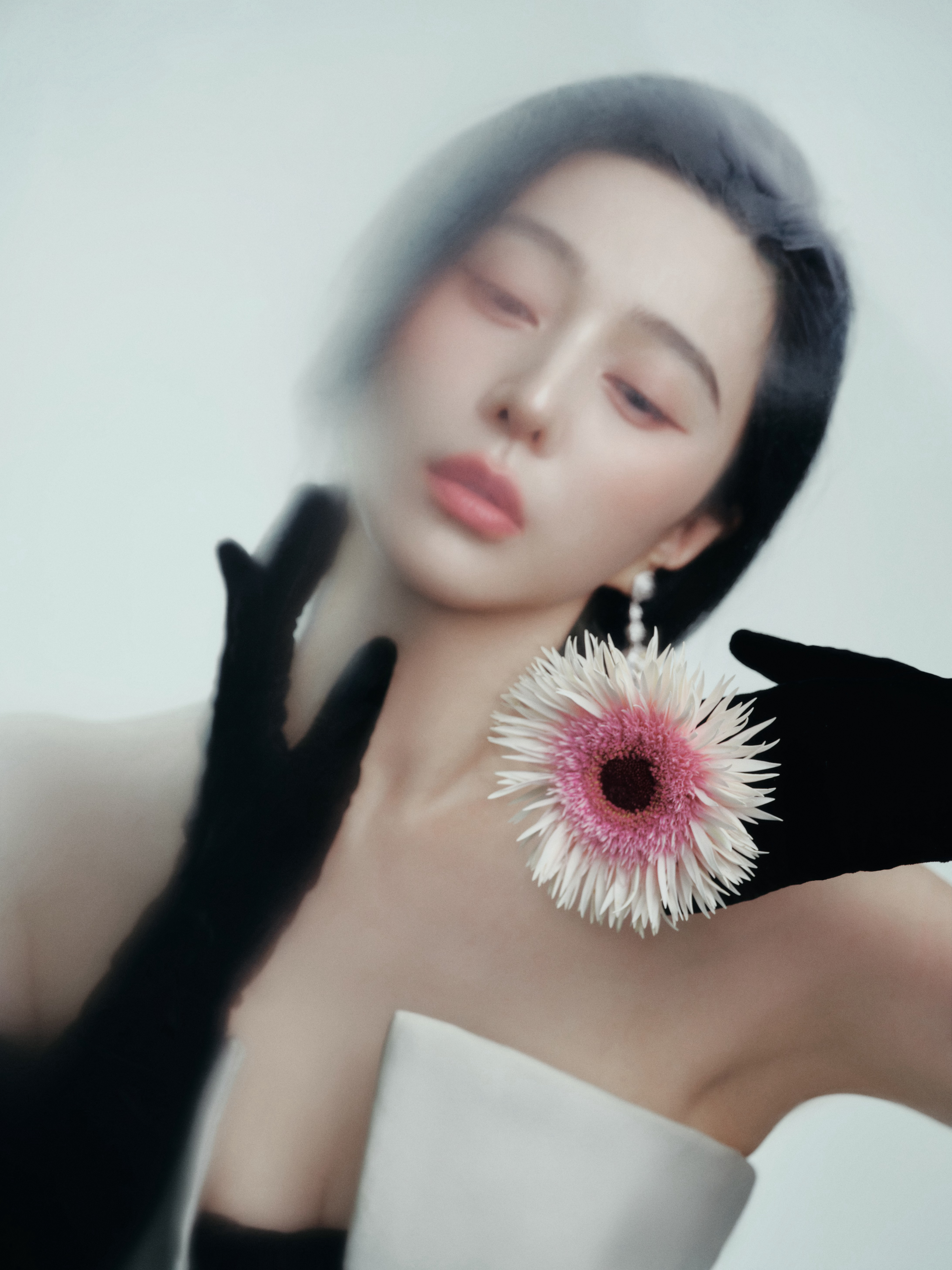 出发丨雾境留白，雾是一层未拆封的情绪。富川国际奇幻电影节妆发：📸造型：