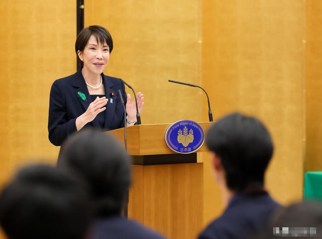 当地时间4月26日，日本首相高市早苗又凑上去给美国“示好”了！得知特朗普在可怕的