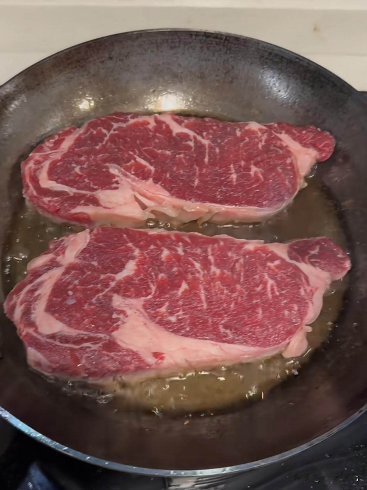 别再看老旧牛排教程！平价草饲牛肉，一口平底锅就能煎出爆汁口感
 
想在家煎牛排又