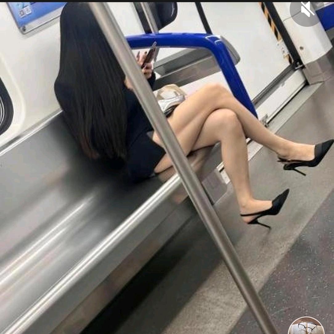 地铁看到这双高跟鞋，看着都替脚遭罪！
 
坐地铁偶遇一位女生，脚上的细跟高跟鞋格