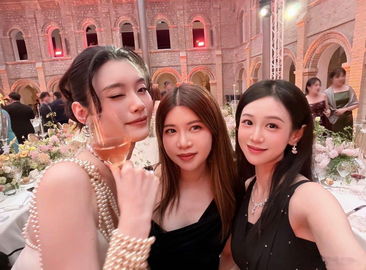奚梦瑶婚礼第三套高定奚梦瑶婚礼第三套奚梦瑶婚礼第三套高定，好状态就是幸福最好的证