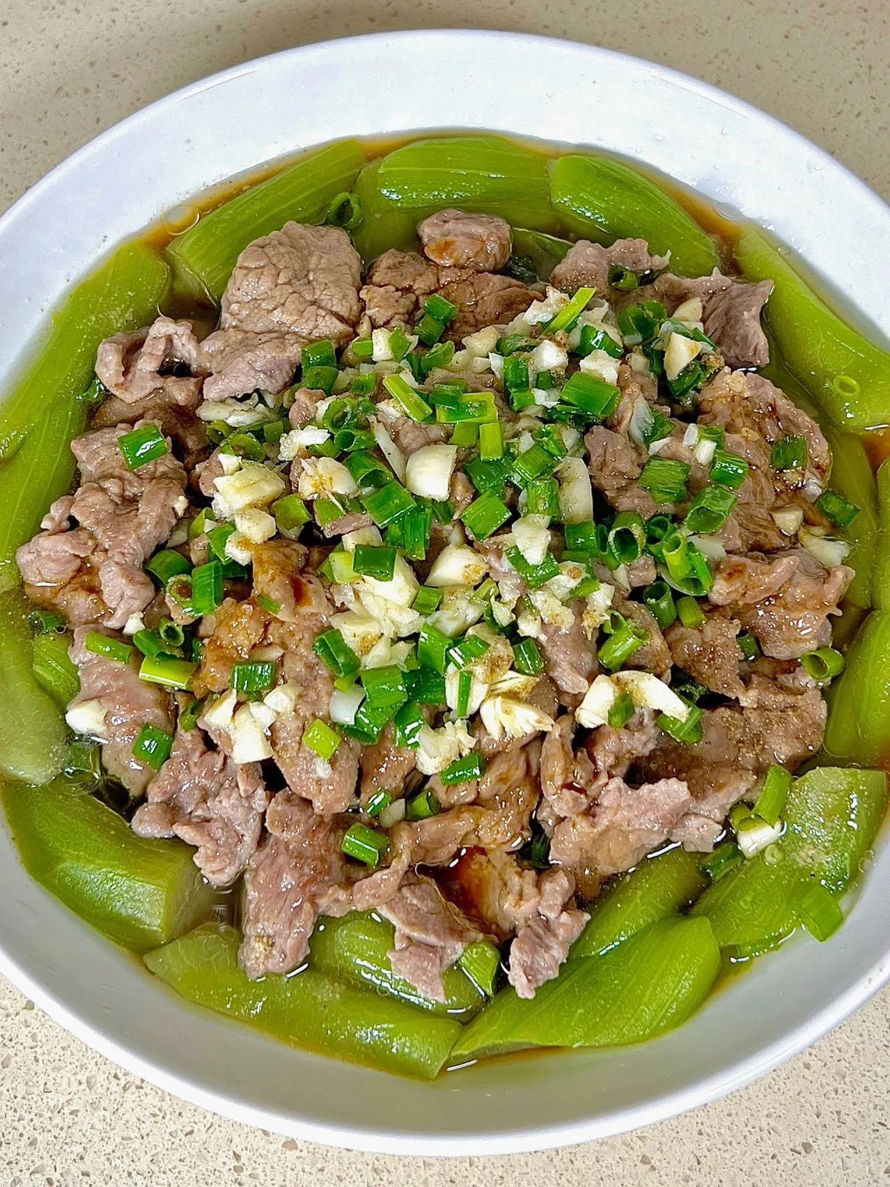 不是吧!葱油牛肉!连吃三顿没吃够!
做法：
1、牛肉加胡椒粉适量、盐适量、料酒1