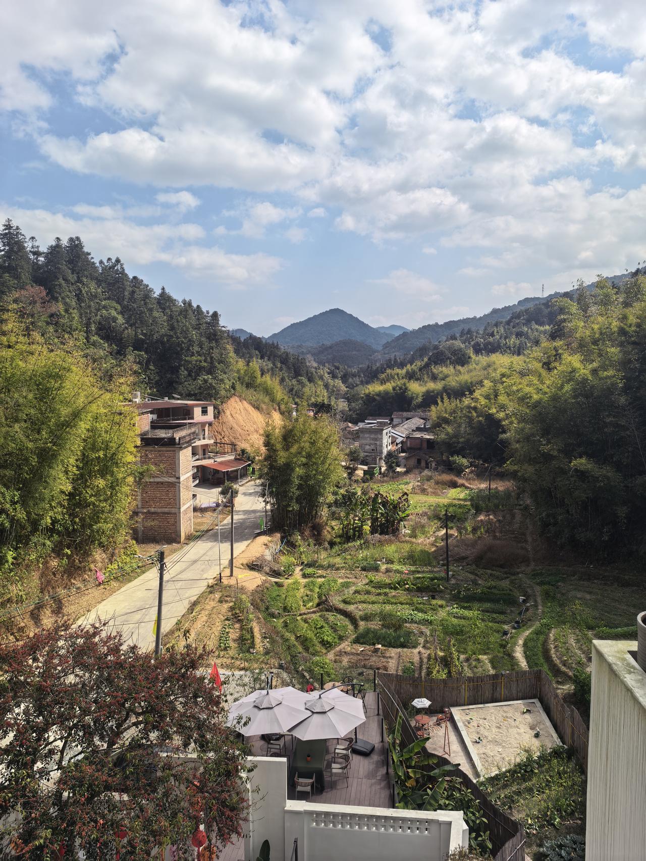 不是我想制造焦虑，而是这个世界已经进入了一个加速阶段，各行各业都面临调整，竞争也