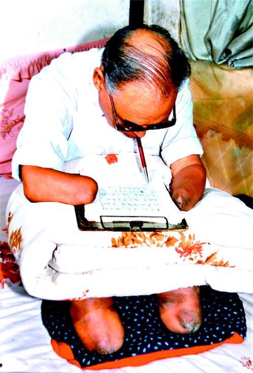 腹部被划冻成冰人，朱彦夫死里逃生，余生震撼国人！

1950年长津湖战役，17岁