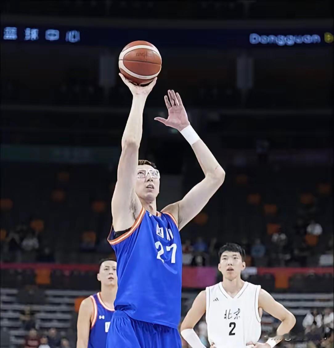 周琦还是国内第一中锋！

虽然很多人不承认，但他确实是！新生代的中锋，以杨瀚森为