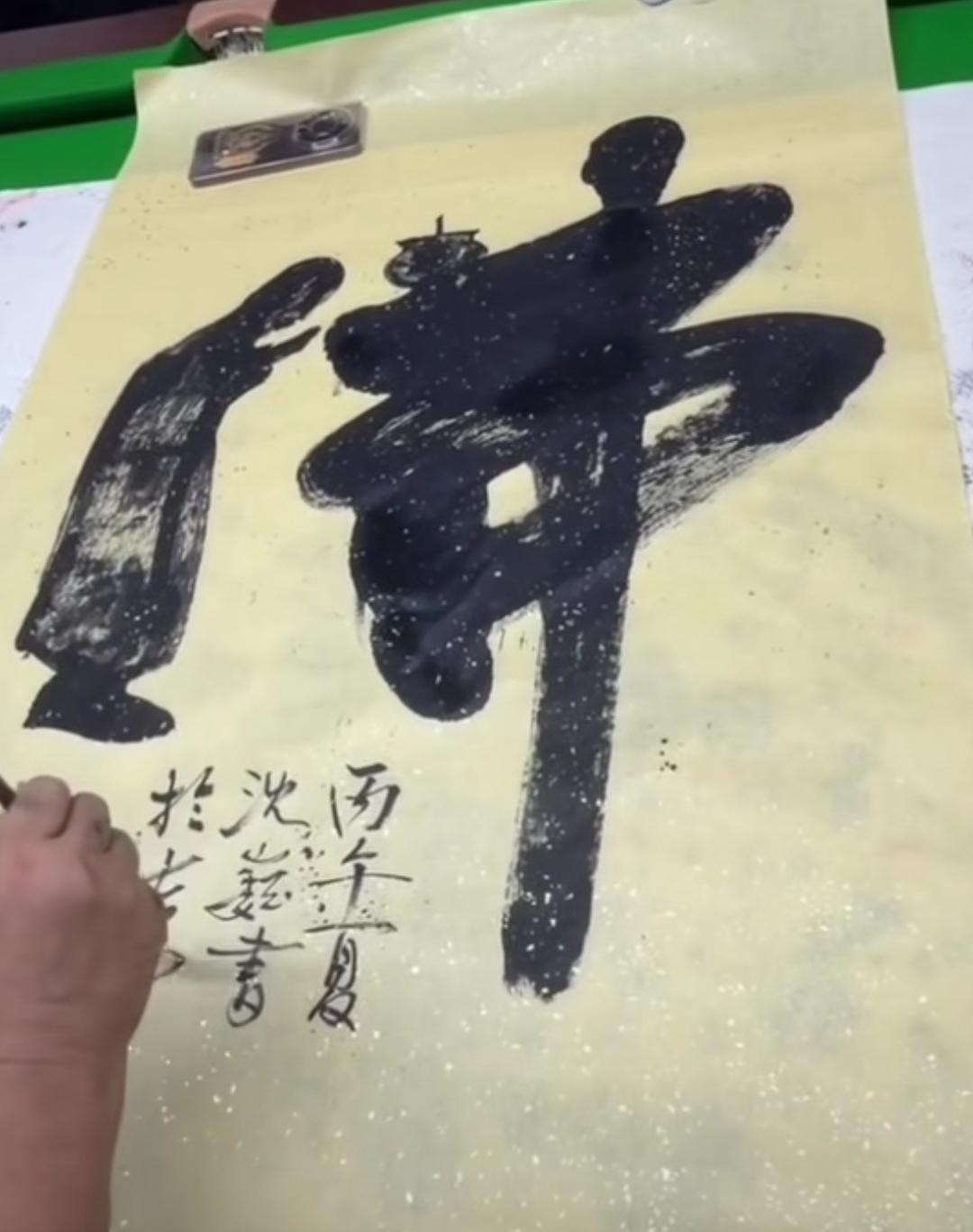 上海流浪大师沈巍像一尊佛，崇拜他的人有很多很多，他们不为钱财，而是为了获得精神崇