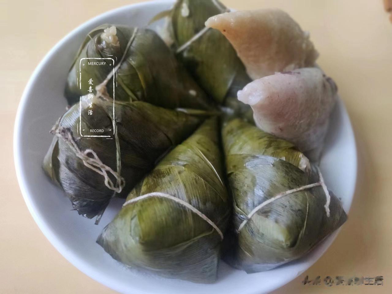 #母亲节##母亲节 感恩母爱#今天周末，我准备了芦苇叶、糯米、红豆、蜜枣、猪肉蛋