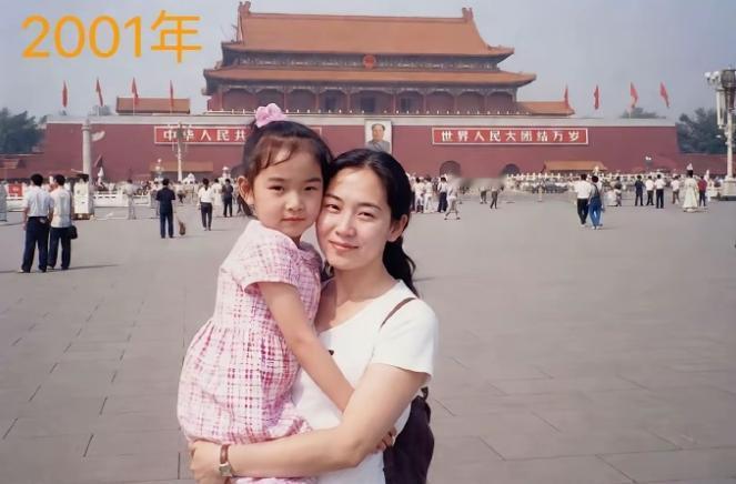一对母女的25年前和25年后
仔细看会发现，这女儿长大后几乎跟她妈妈年轻时一模一
