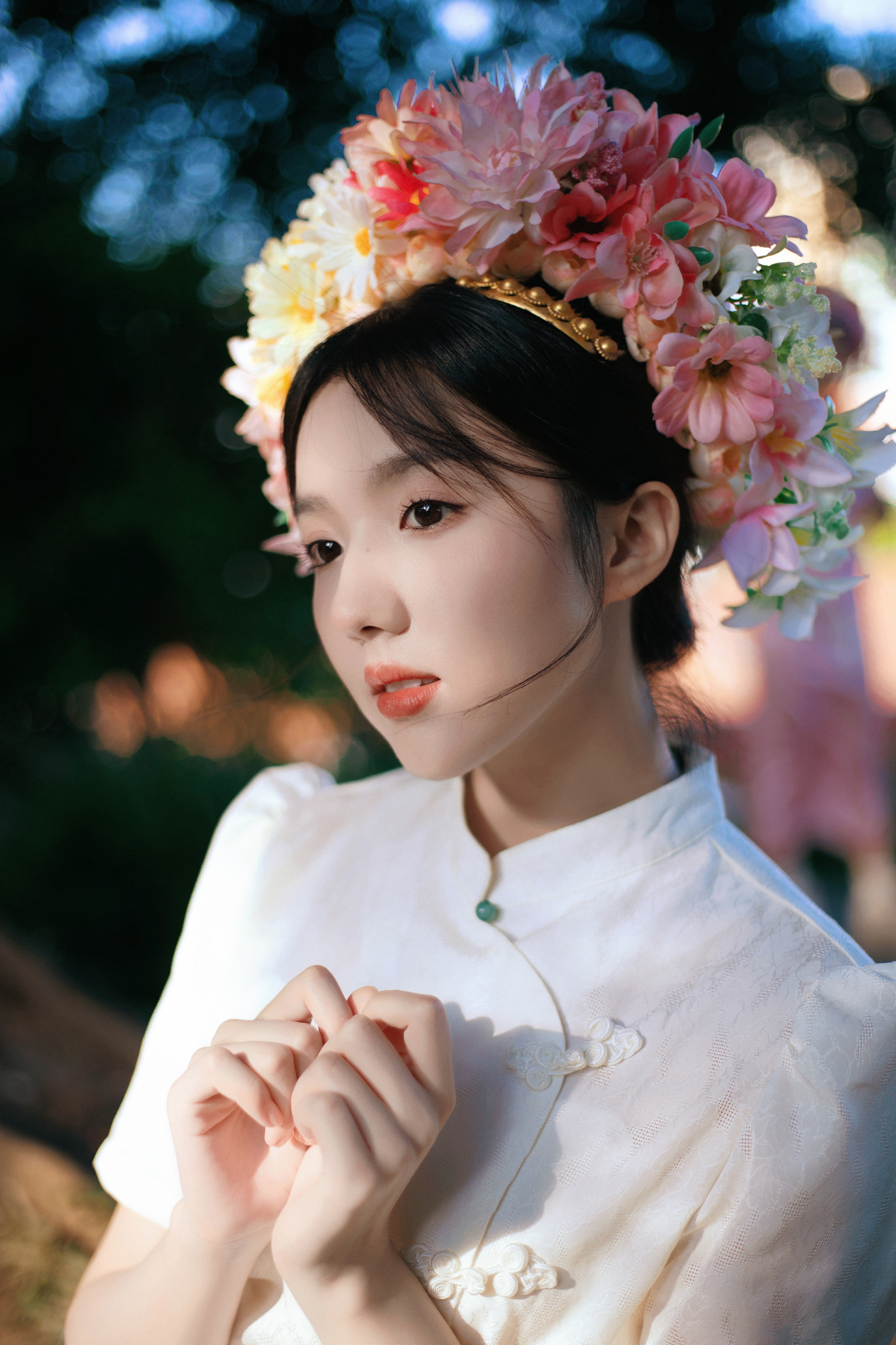 苏晓彤  亮眸映入一抹夏的芬芳，簪花绽放，热烈且明媚。 ​​​