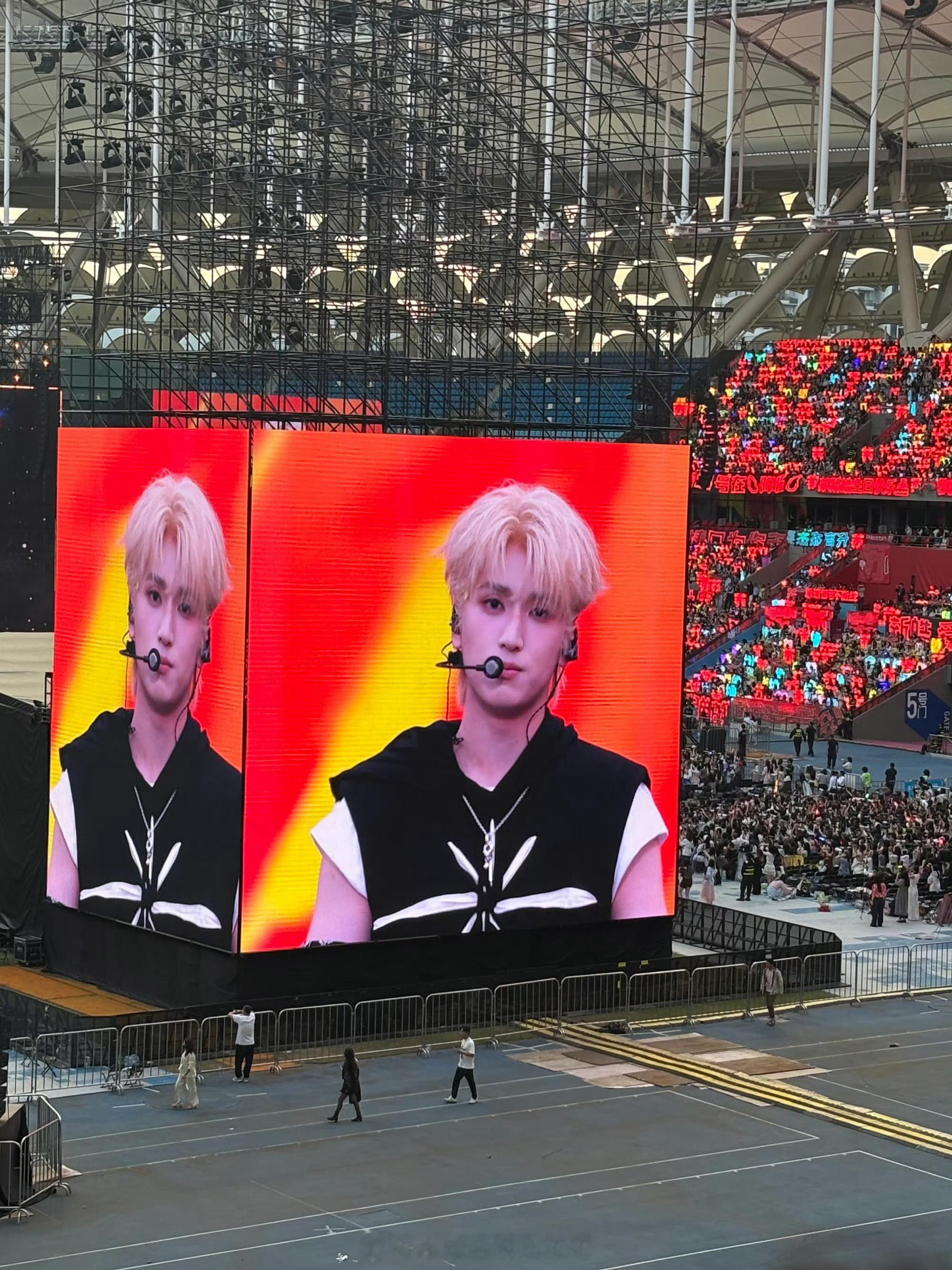 火力全开了！！严浩翔金发造型TF家族新音00后新生代热点捕捉计划