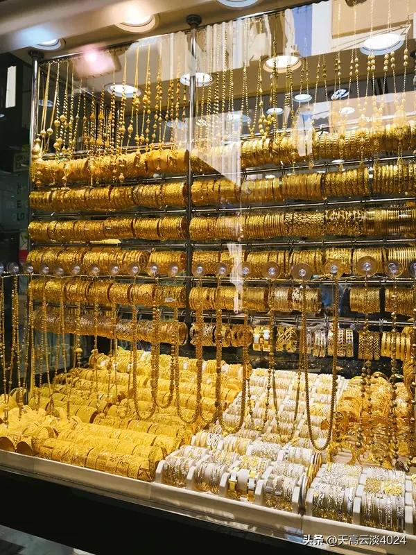 黄金猴市来了 黄金猴市真的来了，这市场简直像坐过山车！过去两年，黄金价格在地缘政