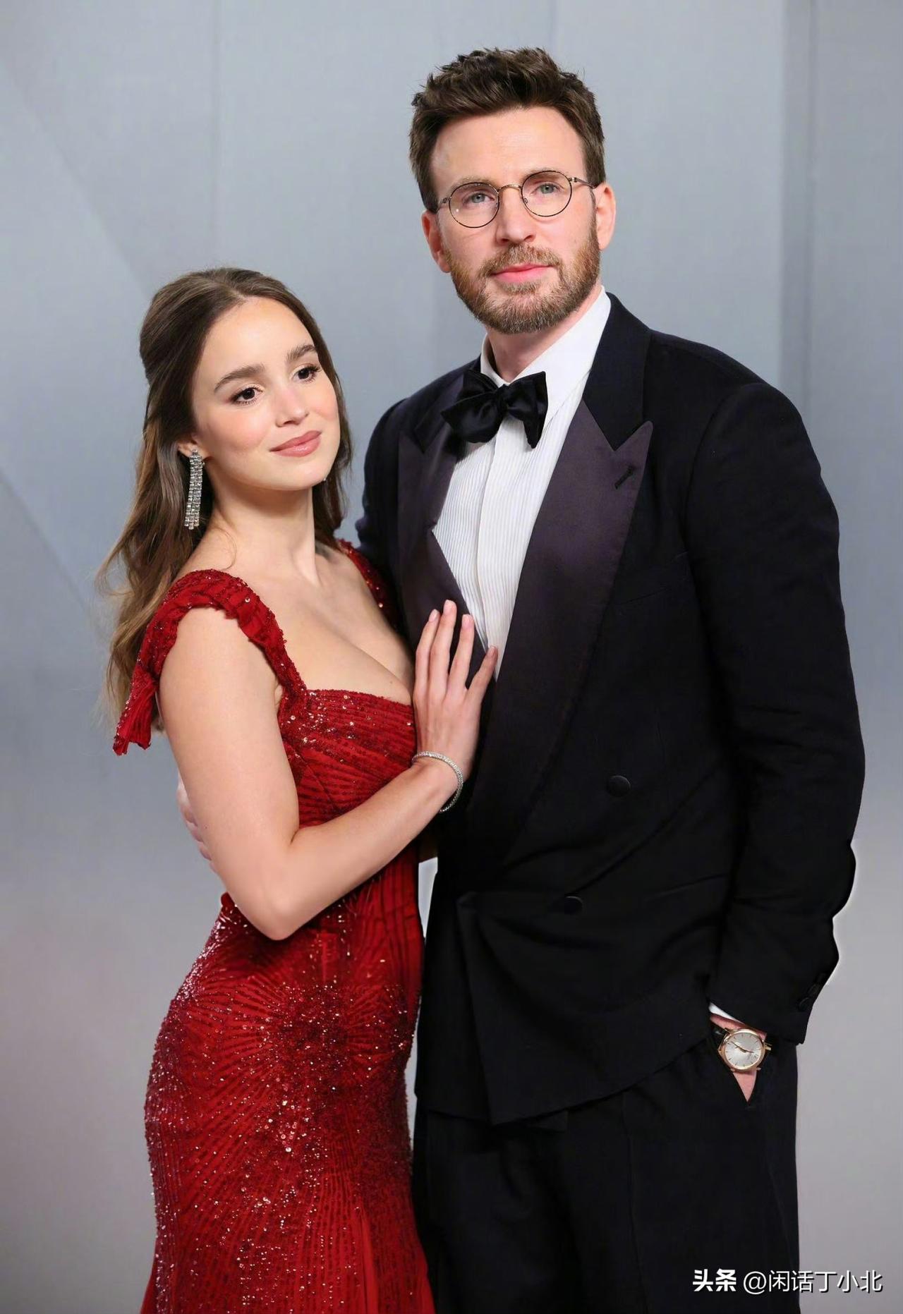 外娱资讯，克里斯·埃文斯和阿尔芭·巴普蒂斯塔夫妻俩近日一同出席了名利场奥斯卡派对