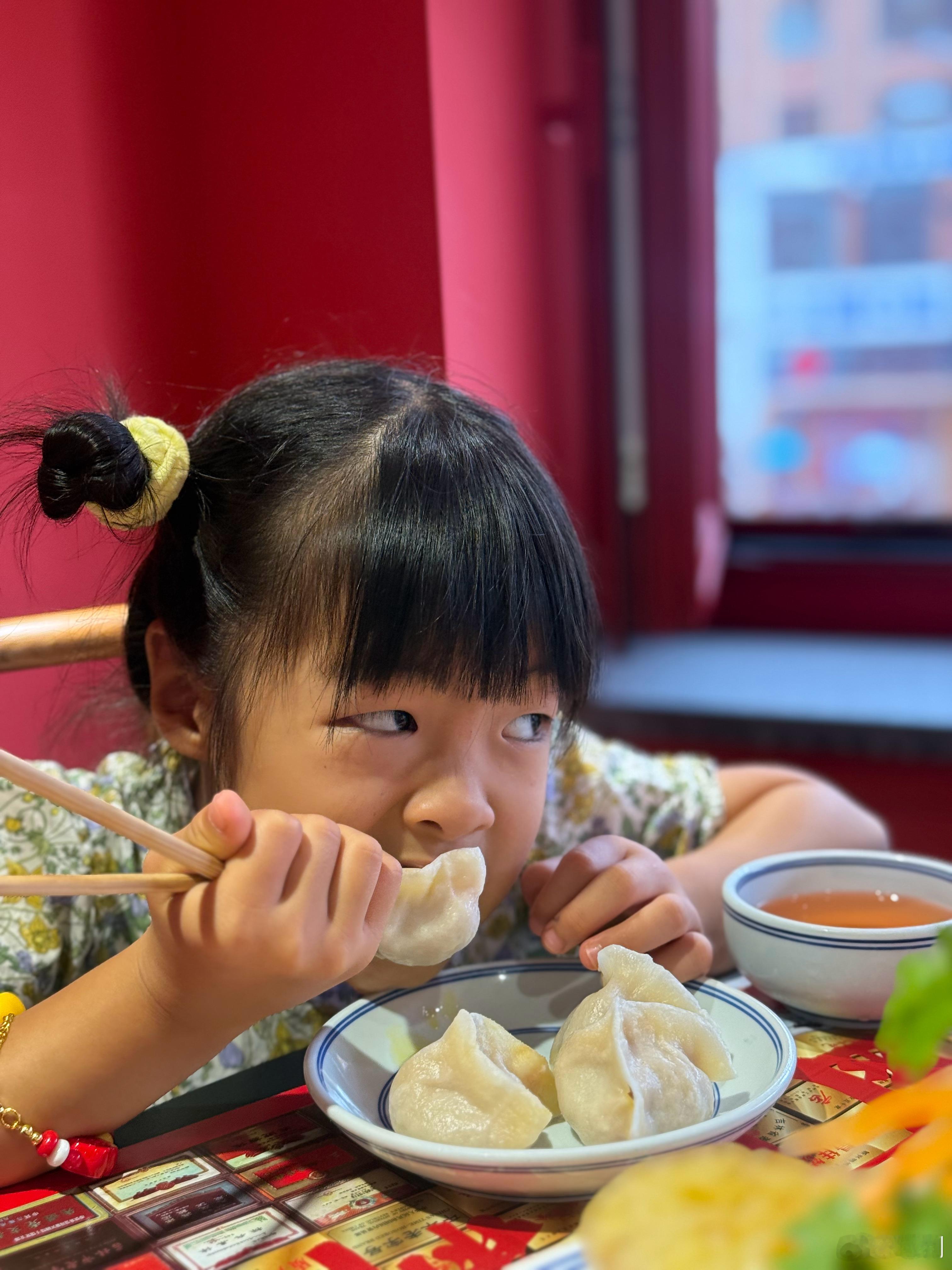 来吃锅包肉世界冠军和正宗东北饺子🥟还有雪衣豆沙嘿嘿，本地人带吃热带一家人去东北