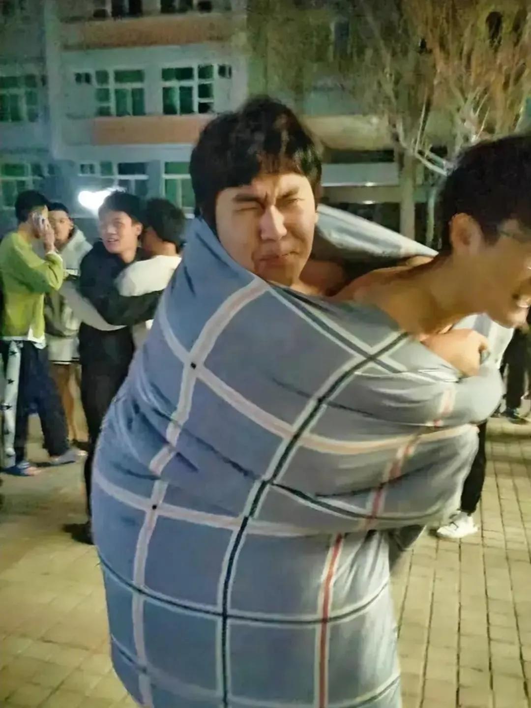 地震了，这哥儿俩有点意思！