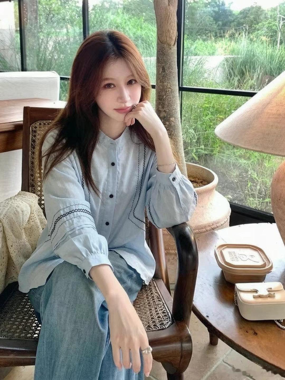 清秀的淡蓝色上衣 ​​​