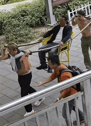 歪果仁付钱体验搬运工，
坐在上面的大哥笑了，
“这样的好旅客我要一打。”