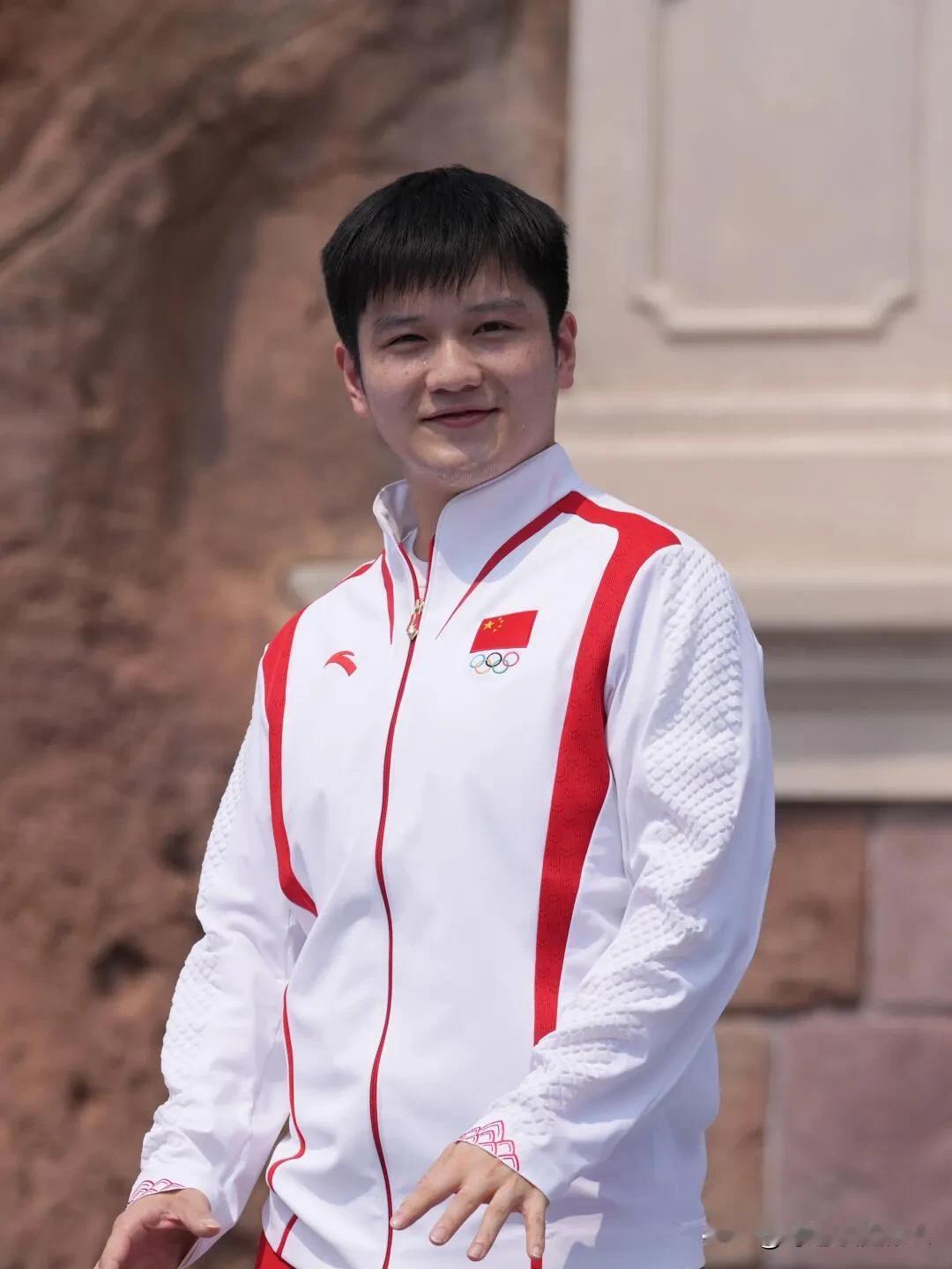 樊振东和迪士尼哇偶互动，他真的比玩偶还可爱啊！[偷笑]

第一次用可爱这个形容词