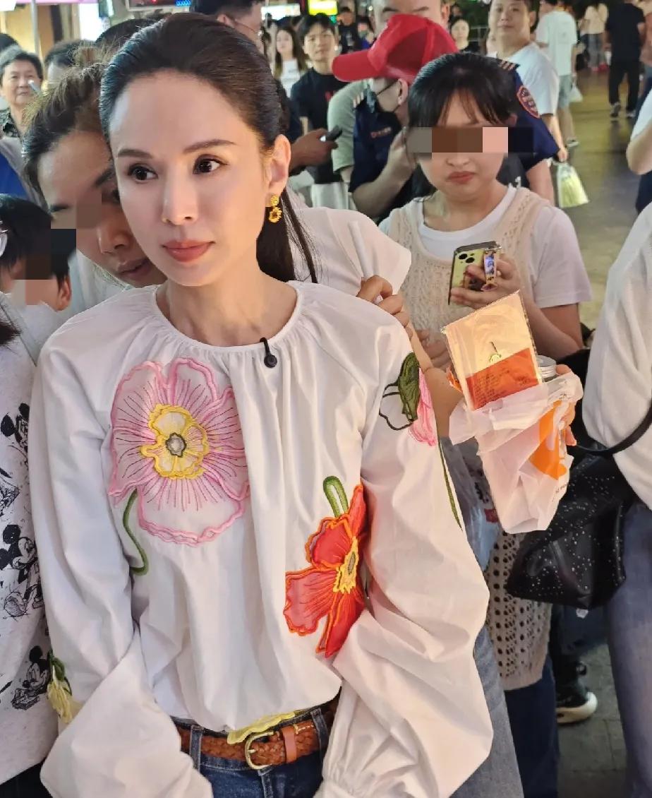 李若彤真人照！
脸像20岁小姑娘，可惜脖子出卖了年龄。