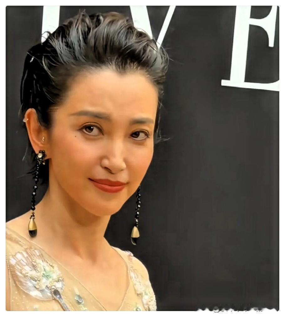 我可以接受李冰冰老了，
也能接受她瘦了，
但实在接受不了53岁的她一笑满脸愁苦。