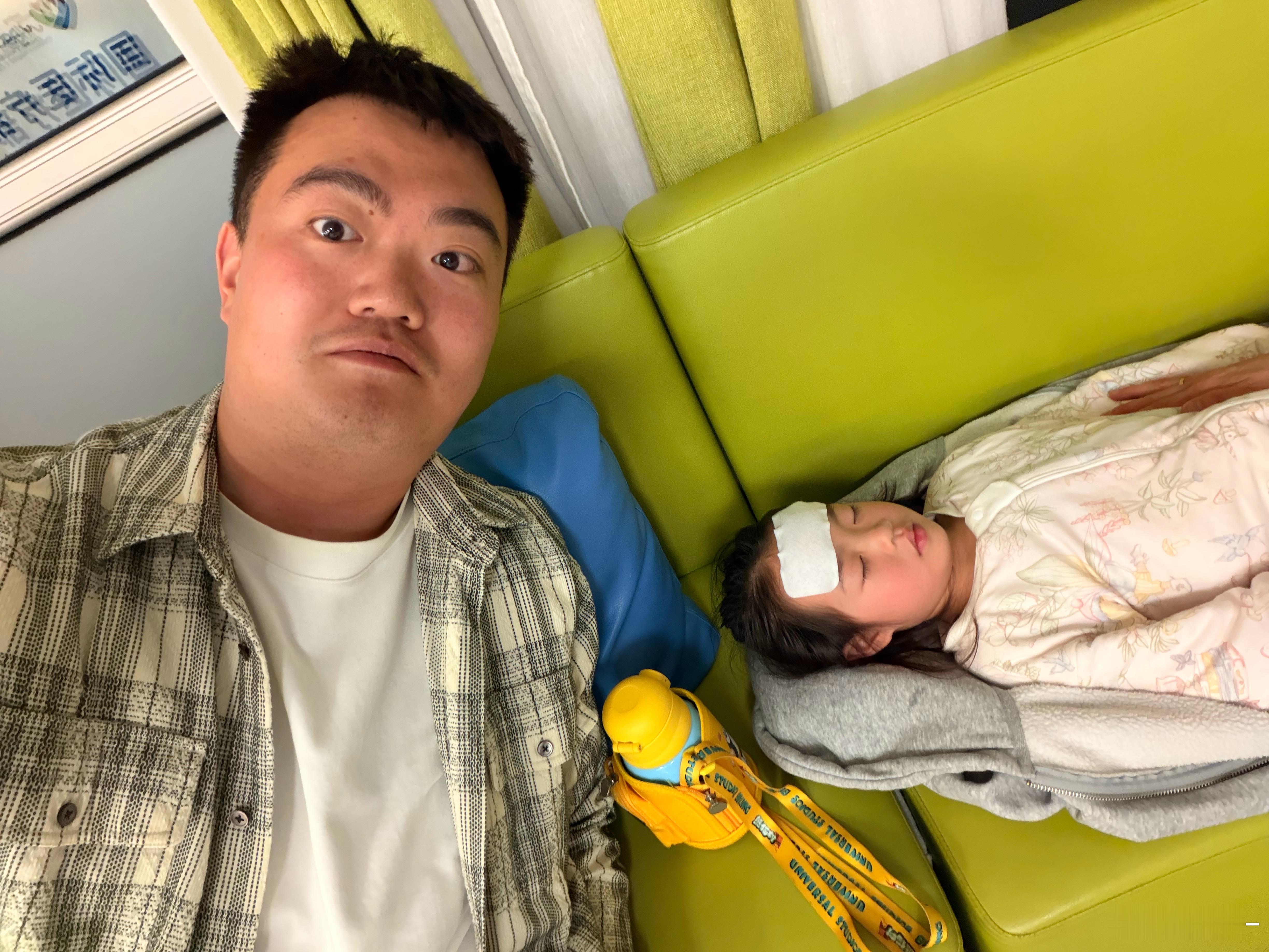 真难啊，上了一天课，回来娃发烧了奶油小时候有高热惊厥史，所以对于她发烧很警惕又是