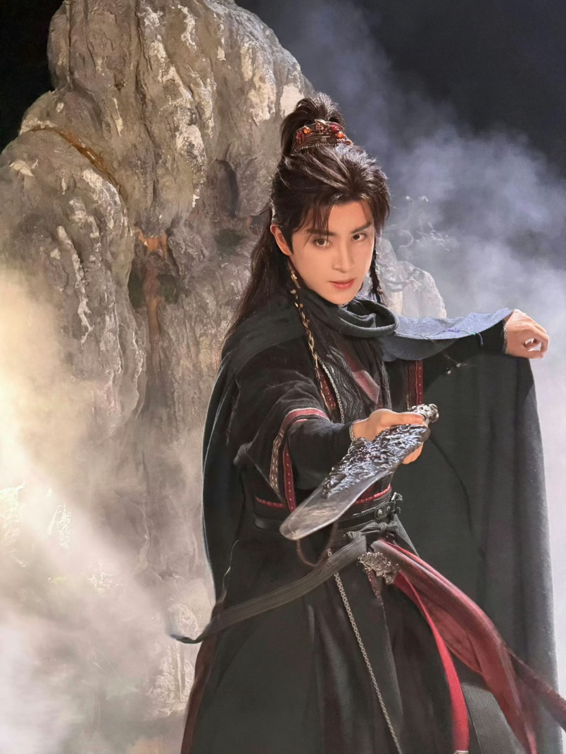 敖瑞鹏《错世录》魏劫定妆花絮图，写意的侠意
