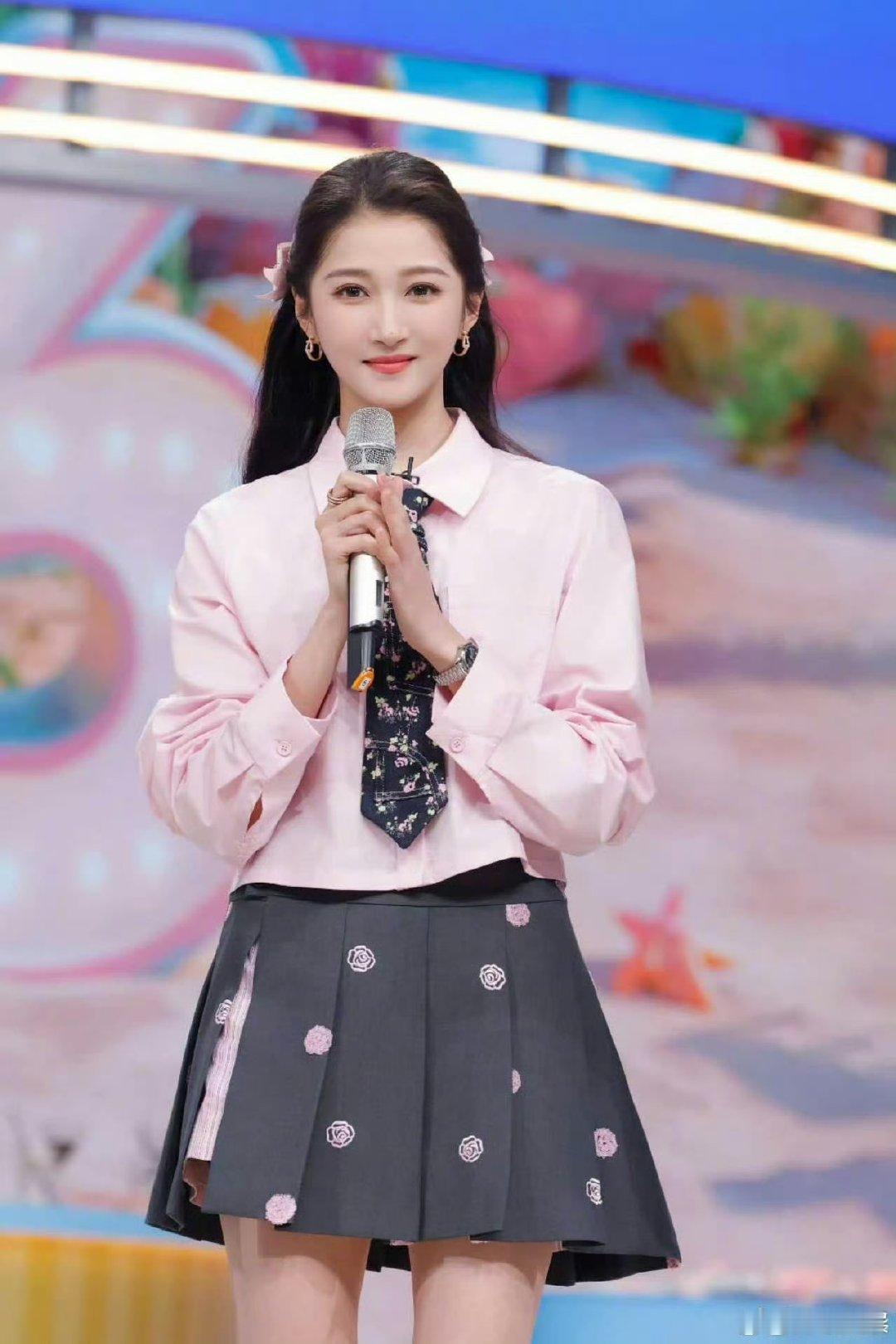 李昀锐一把就把关晓彤抱起来了 你好星期六 舞台之上欢乐相伴，每一处细节都充满趣味