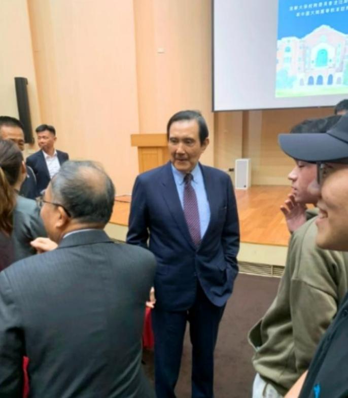 台湾地区，长期阻碍中国统一就是马英九。这个人非常之狡猾！在他担任地区领导人期间，