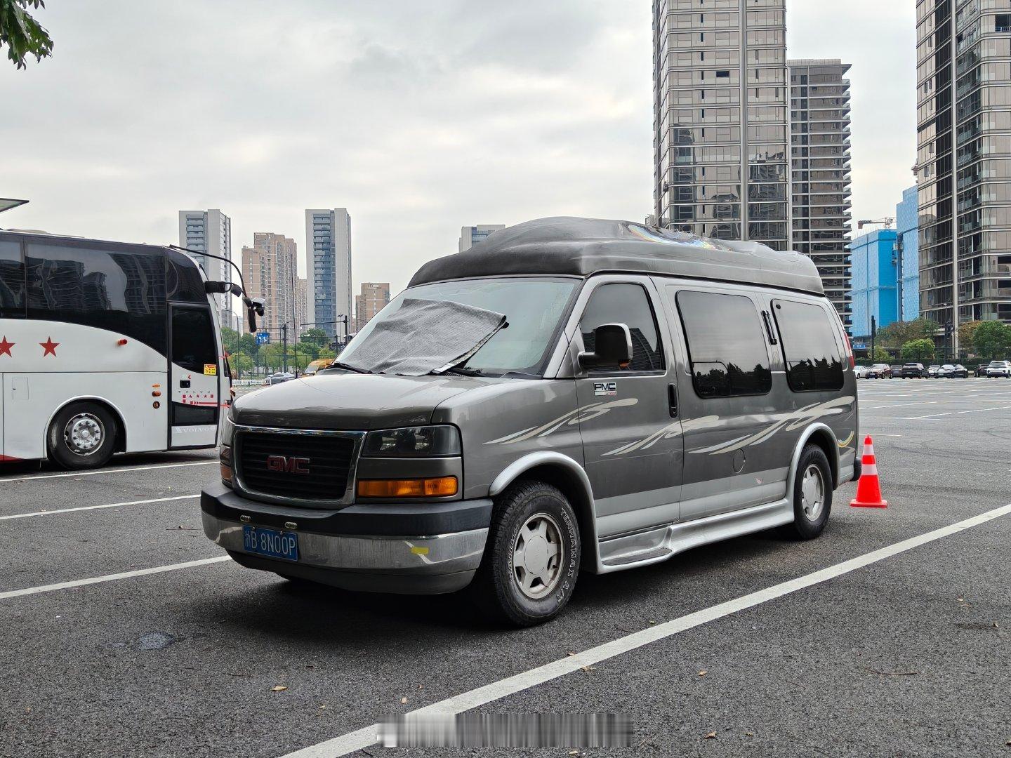 标轴蓝牌GMC Savana GMT610平台的入门款式，135英寸（大约3.4