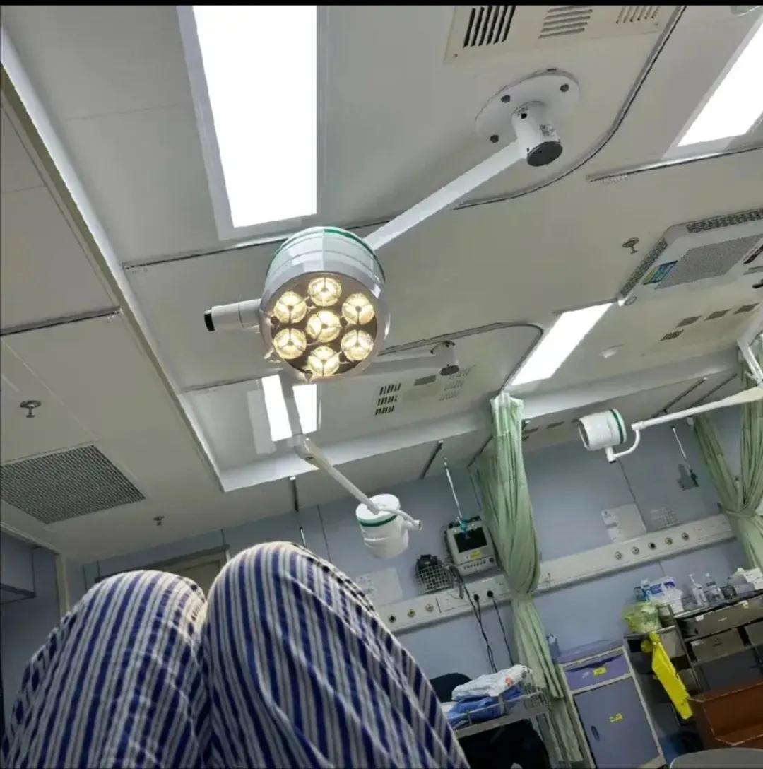 在四川渠县的一家医院里，一场揪心的分娩之痛正在上演。一位年轻的女子躺在病床上，她