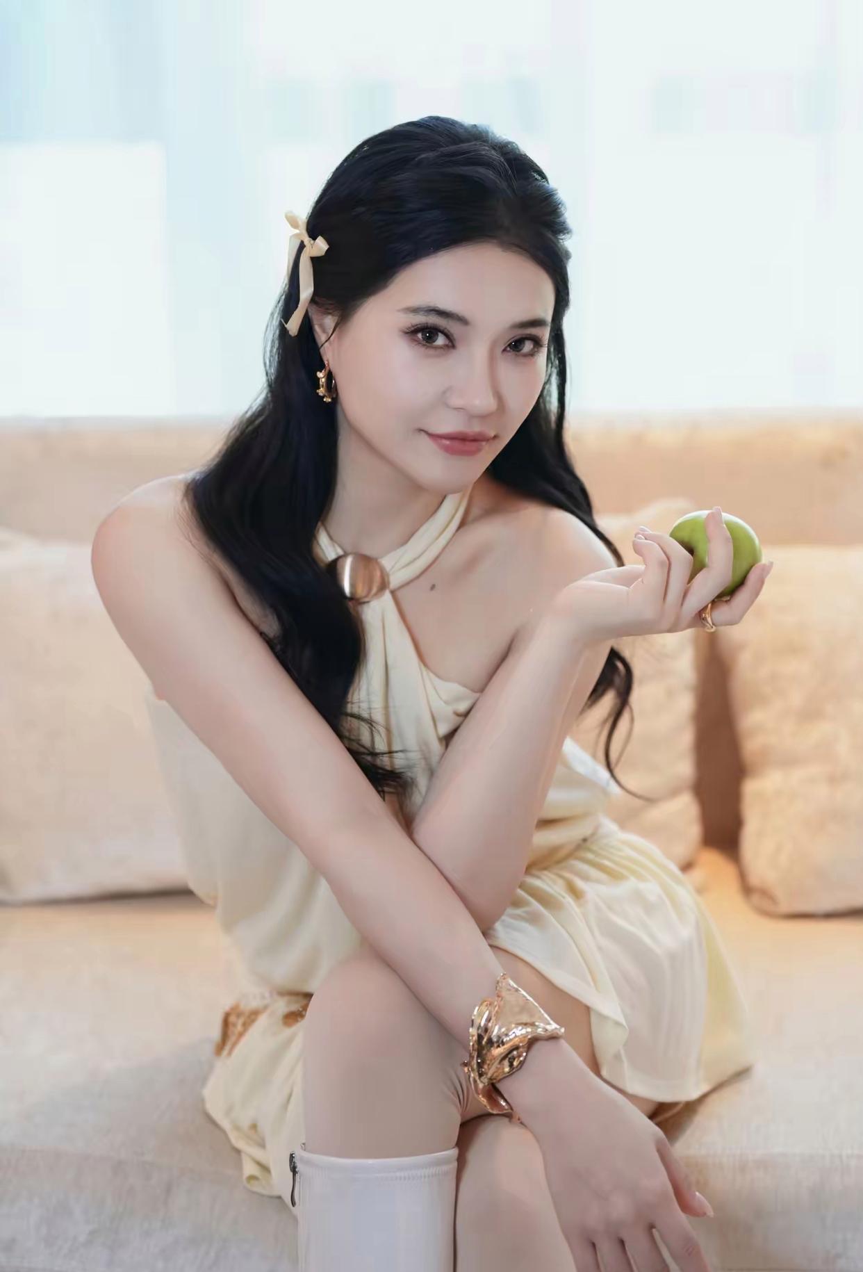 庄心妍一袭肉丝穿搭尽显温婉气质，双腿线条柔美修长，韵味十足。 